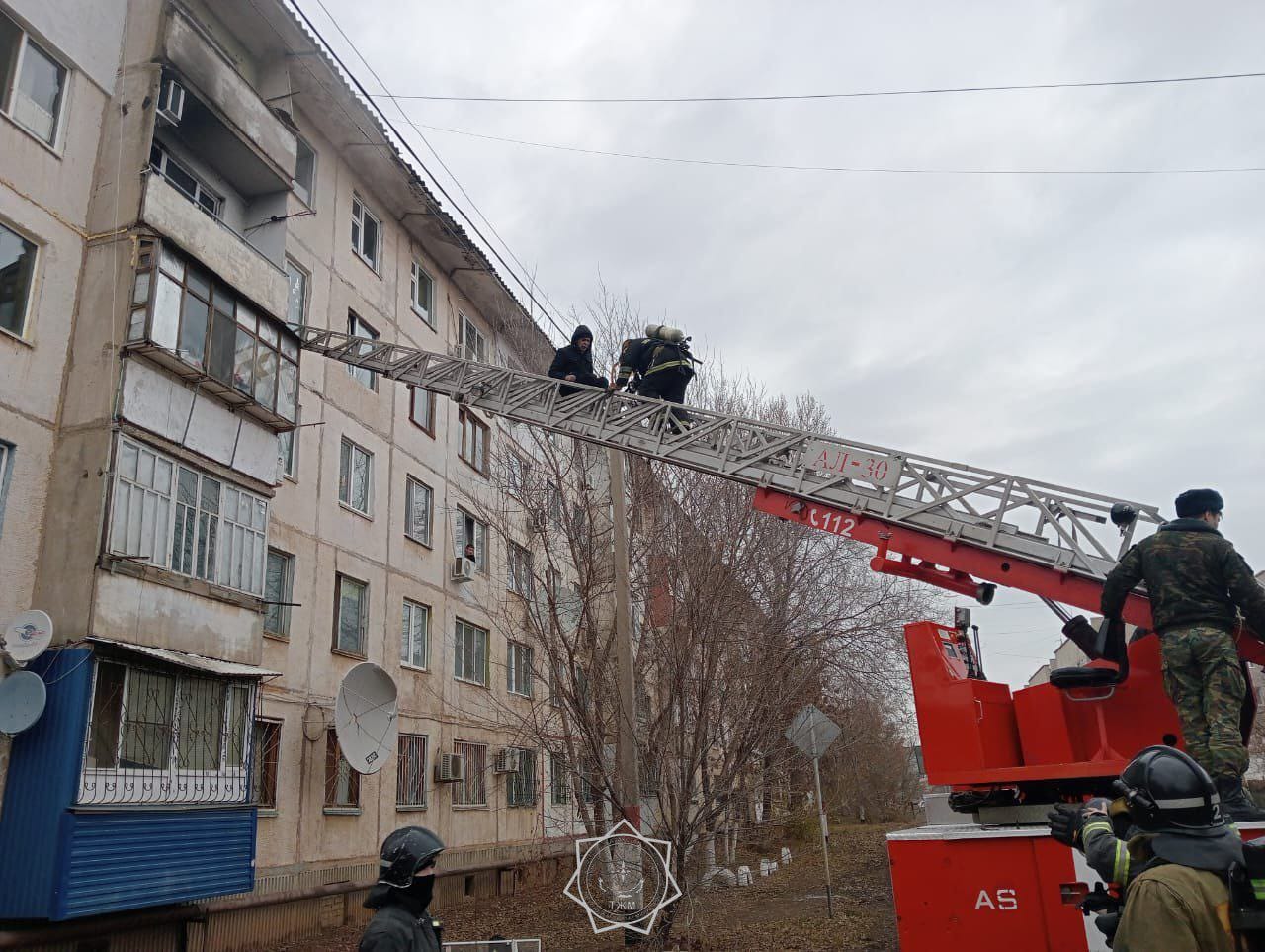 Мужчину спустили по автолестнице во время пожара в Уральске